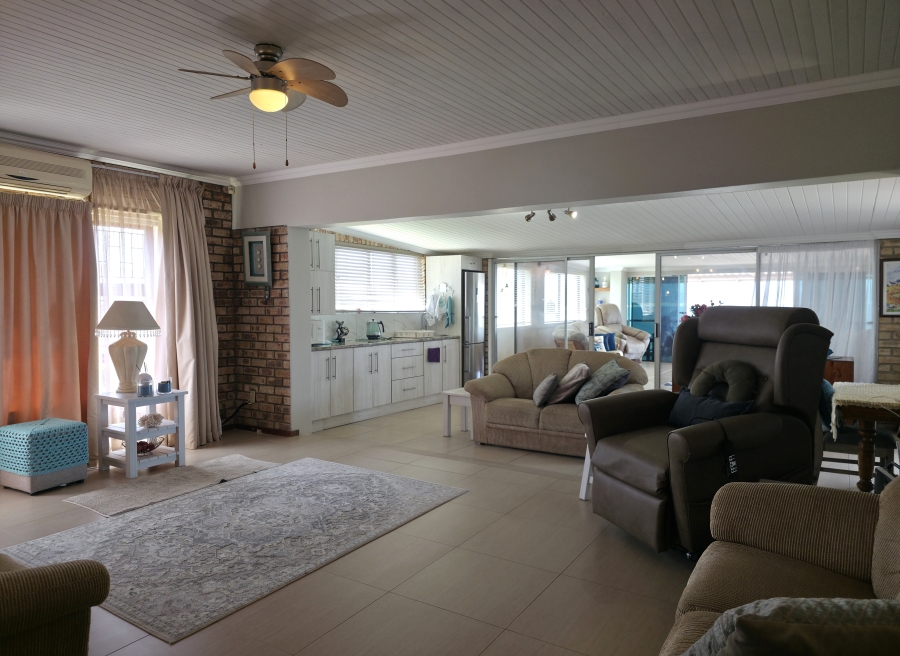 5 Bedroom Property for Sale in Wavecrest Eastern Cape
